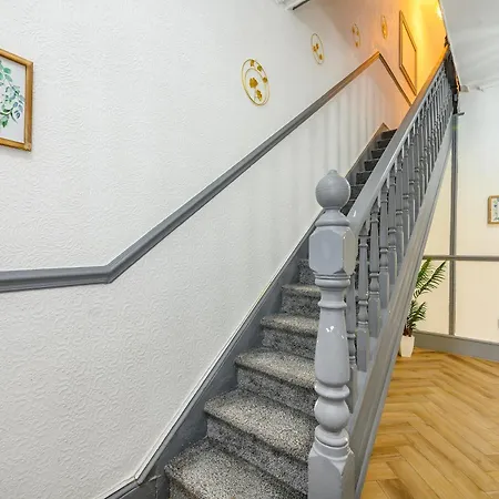 *rd7h*for Your Relaxed & Cosy Free Parking Homestay Leeds (West Yorkshire)